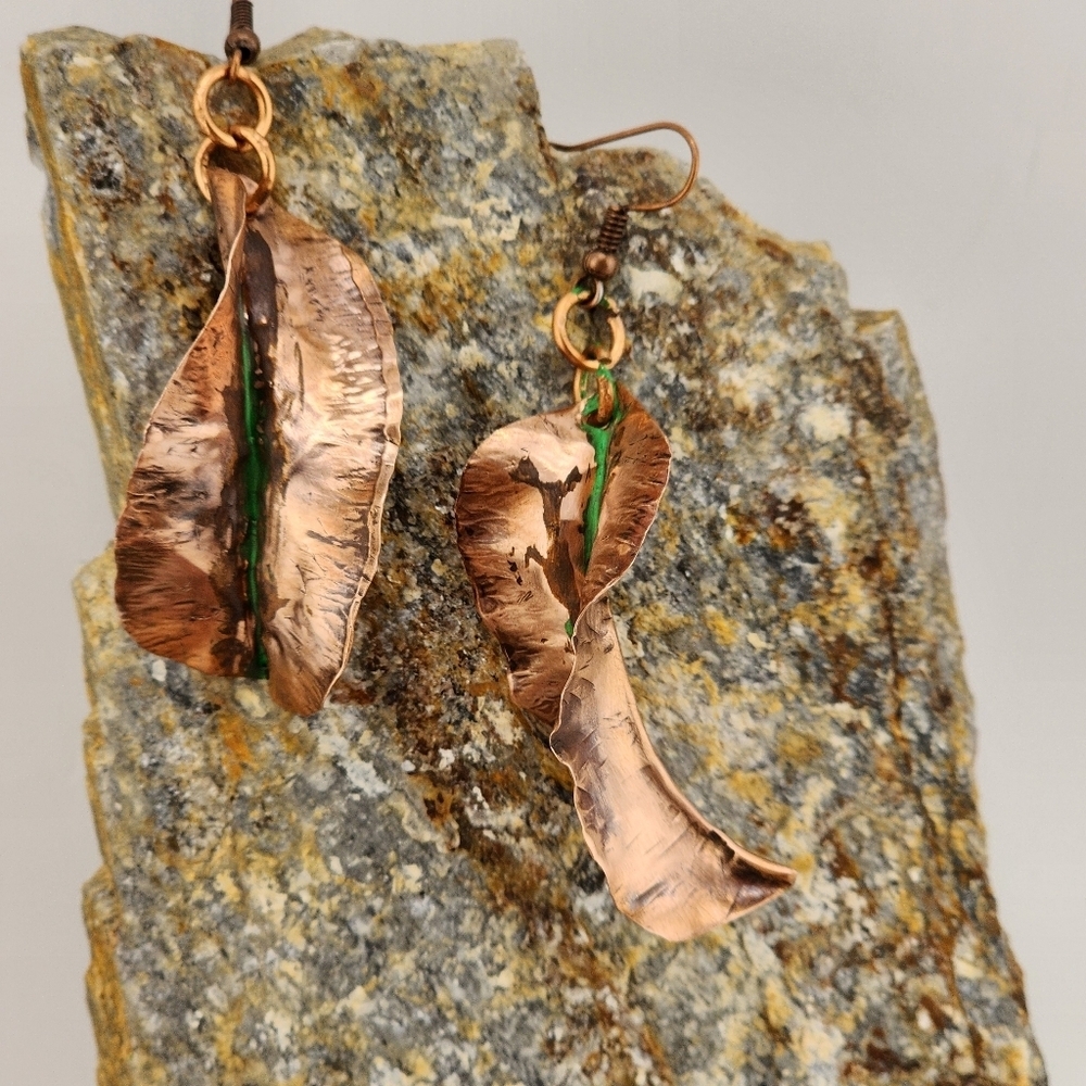 COPPER HAMMERED LEAVES & GREEN PATINA DANGLING EARRINGS - Picture 9 of 10